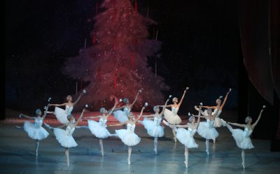 Софийската опера поздравява почитателите си за Коледа с "Лешникотрошачката"