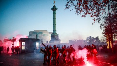 Масови безредици в Париж при протест срещу полицейското насилие