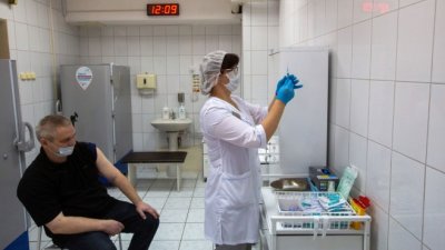 Полицаи и учители задължени да се ваксинират със "Спутник V"?