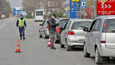 Шофьор към полицаи: Може да ме хванете за ...