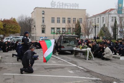 Нова Загора се сбогува с прегазения полицай 