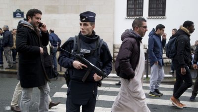 Полицията във Франция тършува в десетки джамии