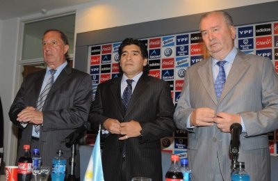 10 дена крият от любимия треньор на Марадона новината за смъртта му