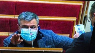 Човещинка: Хванаха депутат да разглежда голи снимки