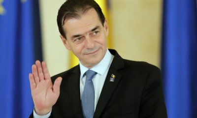 Военният министър на Румъния сяда в стола на Орбан