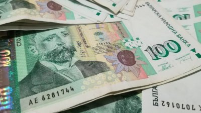 Работничка източи банковата карта на колега 