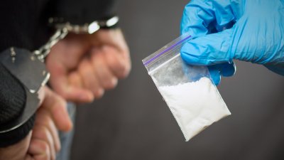 Удариха дилърите в Трявна, закопчаха софиянец с наркотици