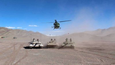 Китай гради военни лагери по границата с Индия