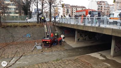 Кола се обърна във Владайската река (СНИМКА)