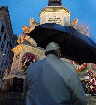 Папата се помоли под дъжда за страдащите от пандемията 