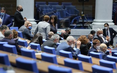 Парламентът реши: Извънредният труд става 300 часа на година