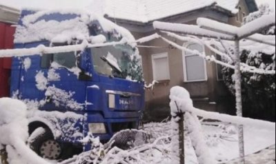 ТИР нахлу в двора на къща в Гложене