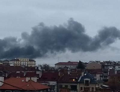 Черен дим се издига в района на Военна рампа