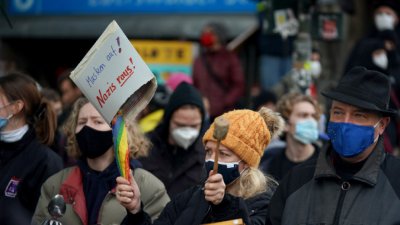 Германия: Вирусът върлува в региони, залитащи към крайнодясното