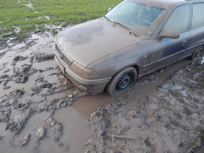 Крадци затънаха с кола в нива при гонка край Бургас