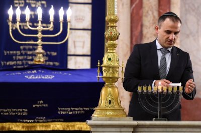 Евреите посрещат празника на светлината - Ханука
