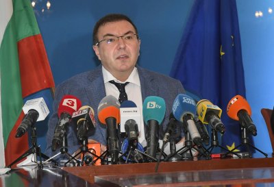Костадин Ангелов търси виновника за издъхналия мъж пред ДКЦ-то във Варна