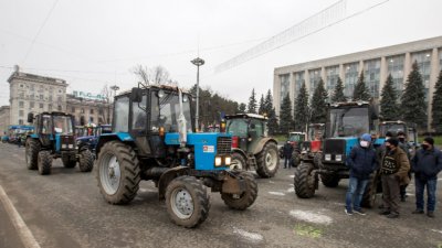 Сълзотворен газ за протестиращите фермери в Кишинев