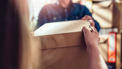 Разследват незаконно пренасяне на медикамент с куриерска пратка