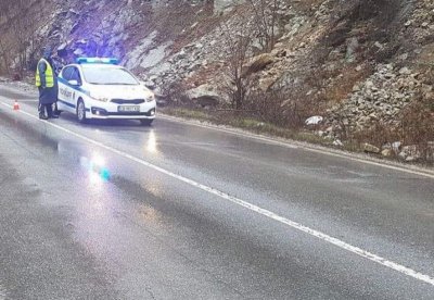 Камион се обърна в Ришкия проход, движението е затруднено