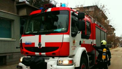 Баща и 9-годишният му син пострадаха при пожар, тръгнал от коледна украса