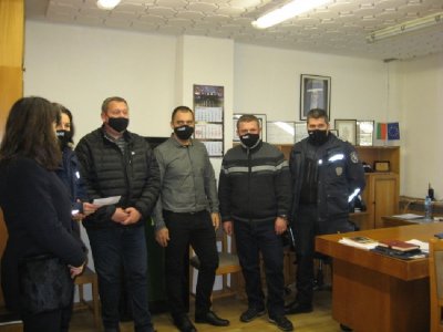 Младеж заплаши с нож пенсионерка, отмъкна ѝ 39 лв. и храна