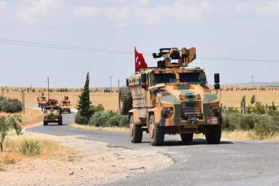 Турция евакуира седем военни поста в Сирия