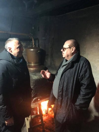 Антон Кутев вари ракия с Агент Тенев (ХИТ снимка)