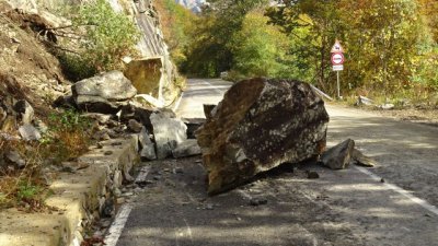 Ужас! Скала падна върху кола в Прохода на републиката