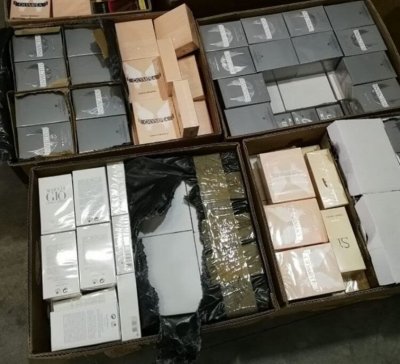 Митничари спипаха парфюми в кашони от банани