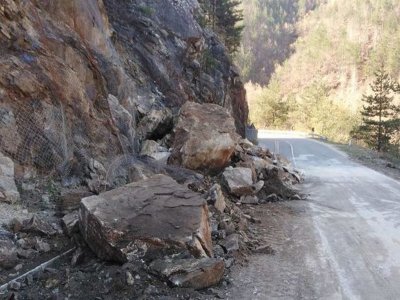 Камъни се стовариха върху кола в Прохода на републиката
