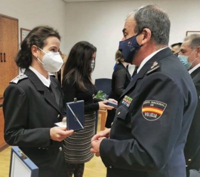 Полицията на Испания награди Росица Колибарова с почетния знак "Бял кръст"