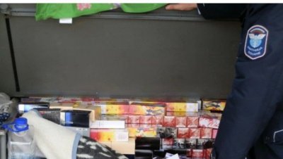 Митничари задържаха близо 3000 парфюма и облекла в автобус