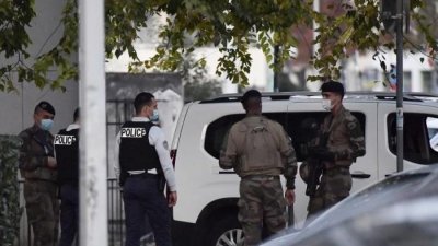 Стрелецът, убил трима полицаи във Франция, е открит мъртъв