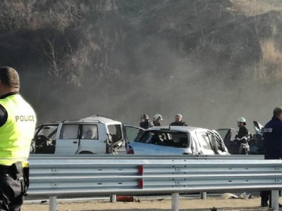 Ламаринен „сандвич” от 5 коли на пътя за Смолян