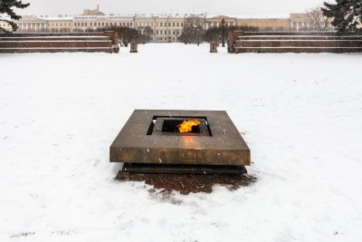 Хулиганки угасиха Вечния огън в Санкт Петербург