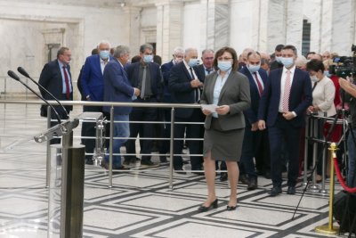 Само в Lupa.bg: Корнелия Нинова гледа към коалиция с Дългия