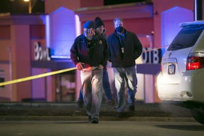 Трима загинали и трима ранени при стрелба в боулинг зала в Илинойс