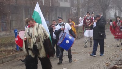 Сурва в Разлог: Кукери прогониха злите духове (ВИДЕО)