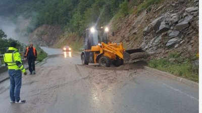 Паднали камъни на пътя София-Своге