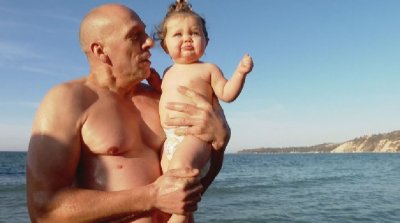 Варненски морж топна 11-месечната си внучка в морето