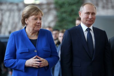 Путин и Меркел обсъждат съвместно производство на ваксини