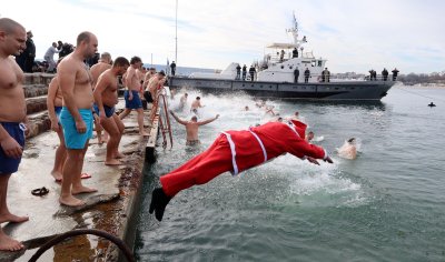 Дядо Коледа се хвърли за кръста във Варна (СНИМКИ)