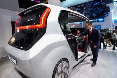 LG ще прави коли на ток с канадска фирма