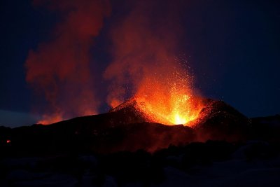 Евакуират стотици заради индонезийски вулкан