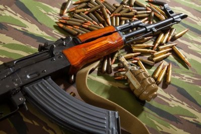 Екшън в Търново: Млади мъже стрелят с "Калашников" от джип