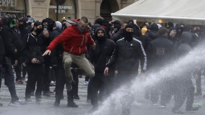 Хиляди въстанаха на протест срещу локдауна в Чехия