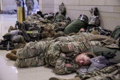 Въоръжени до зъби: Гвардейци ще спят в Конгреса 