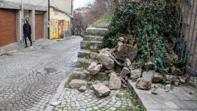 На косъм от голяма трагедия: Рухна подпорна стена на Бунарджика