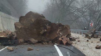 Огромна скала спира пътя към Рилския манастир 